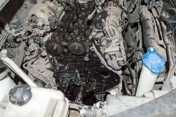 汽车罩下部分拆卸的柴油内燃机 — 图库照片