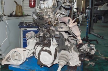 Otomobil tamirhanesinde arabadan çıkarılan güç ünitesinin manüel iletim tarafından görüntüle