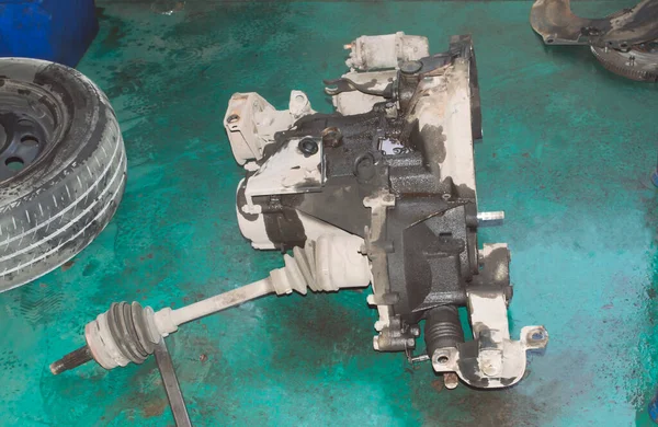 Automobile Manual Transmission Semi Axle Lying Green Floor Auto Repair — Stock Photo, Image