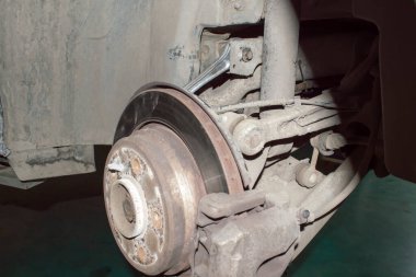 Arabanın sol tekerleğinin ön süspansiyonunun yeni üst kolunun arka görüntüsü oto tamirhanesinde değiştirildi