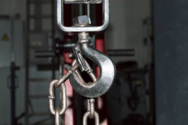 Alet zinciri hidrolik vincin kancasına asılı. Motoru arabadan çıkarmak için.