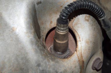 Bir otomobil içten yanmalı motorunun egzoz manifolduna oksijen sensörü vidalanmış