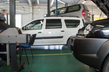 Oto tamirhanesinde lensi taktıktan sonra farların ayarlanması için hazırlık