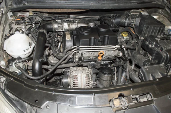 汽车罩下安装的三缸柴油机内燃机视图 — 图库照片