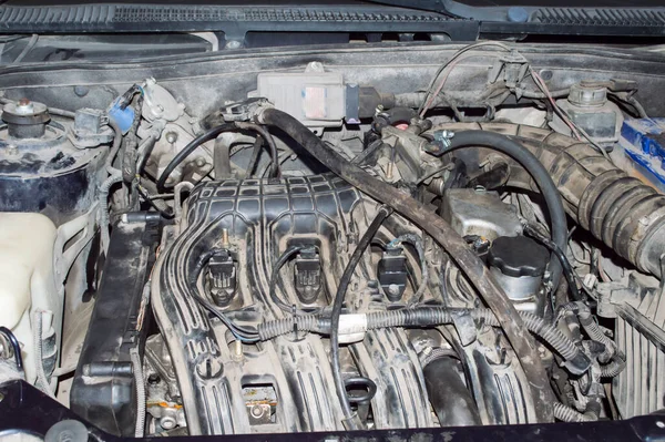 汽车内燃机在车盖下安装的塑料进气歧管视图 — 图库照片