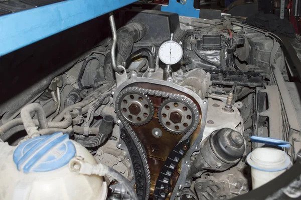 在汽车修理厂使用指示器头检查安装在汽车上的内燃机 时间链驱动是可见的 — 图库照片