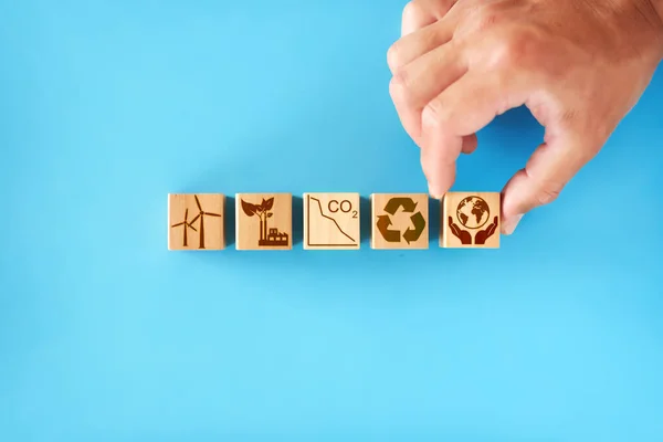 Cubes Bois Avec Icônes Énergie Renouvelable Réduction Des Émissions Co2 Images De Stock Libres De Droits