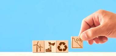 Ağ sıfır ve karbon nötr konsept. Simgeli ahşap küpler - yenilenebilir enerji, CO2 emisyon azaltımı, yeşil üretim, atık geri dönüşümü.
