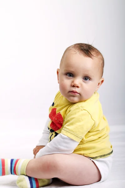 Sentado bebé niño . — Foto de Stock