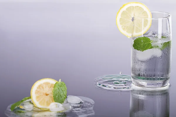 taze limon içecek nane ile.