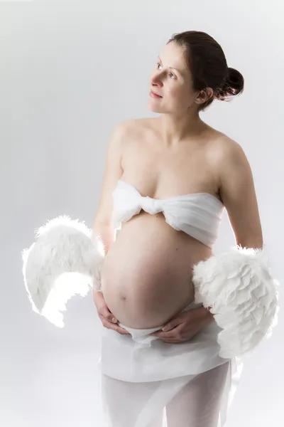 angel wings ile hamile kadın.