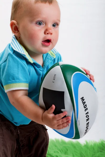 Niño con una pelota de rugby . — Foto de Stock