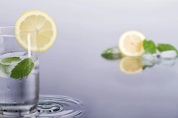 Fresh lemon drink with mint. — Stock Photo, Image