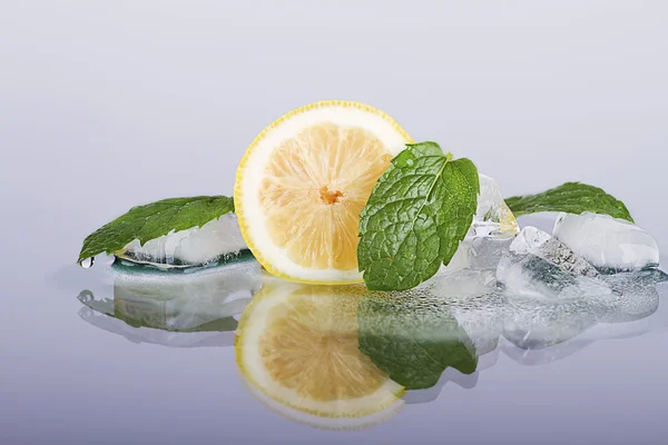 Fresh lemon with mint — Stock Photo, Image