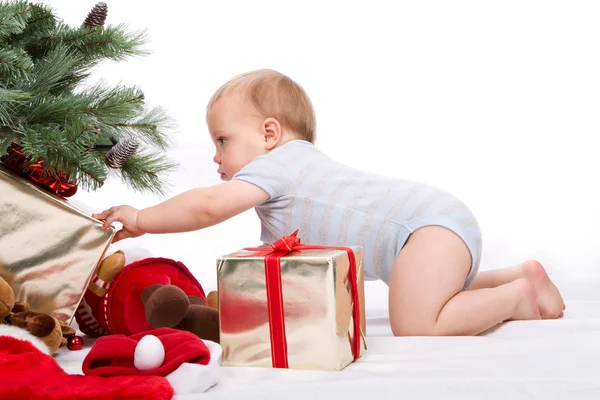 Bébé garçon avec cadeaux de Noël — Photo