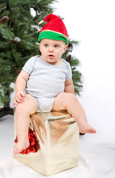 Bébé garçon avec cadeaux de Noël — Photo