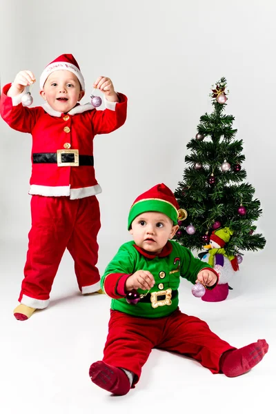 Jultomten och santa's helper baby pojkar — Stockfoto