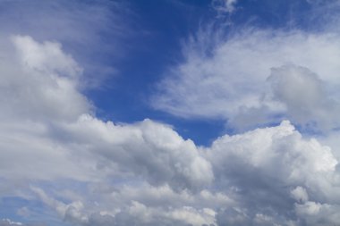 Mavi gökyüzünde bulutlar.