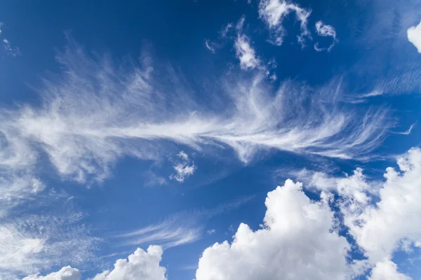 Wolken aan de blauwe hemel. Stockfoto