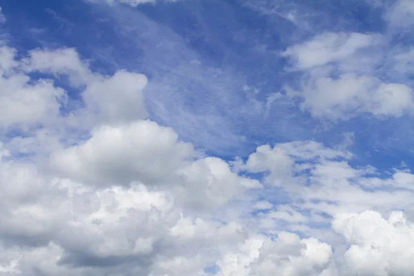 Wolken aan de blauwe hemel. Rechtenvrije Stockafbeeldingen