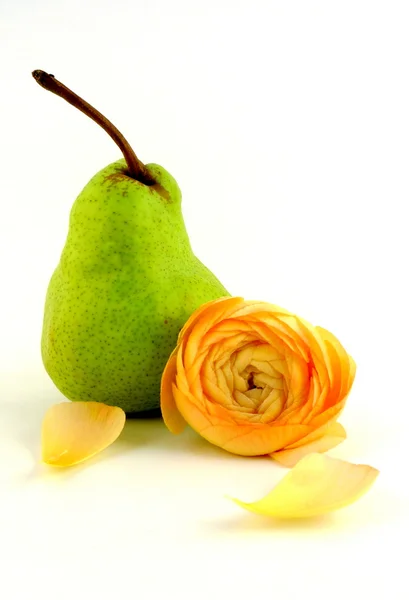 Pear with ranunkulus — Stock Photo, Image