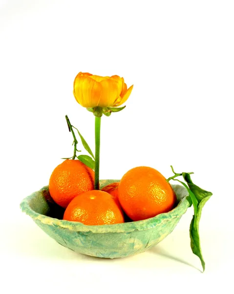 Mandarina con ranúnculo —  Fotos de Stock