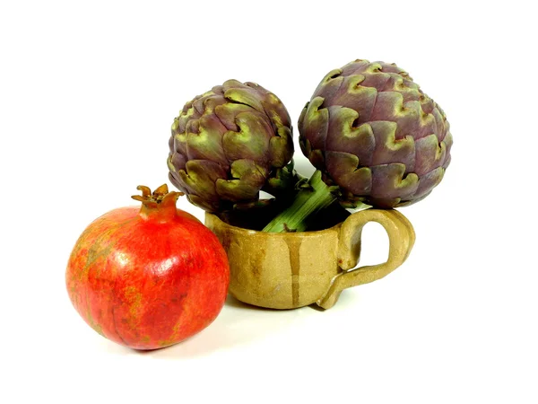 Artichokes and pomegranate — Stock Photo, Image