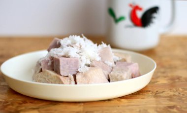 Haşlanmış taro ve ahşap masada bir bardak içki.. 