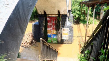 Depok, Endonezya - 19 Ekim 2021: 1917 'de Hollanda tarafından inşa edilen Panus Köprüsü' nün durumu.