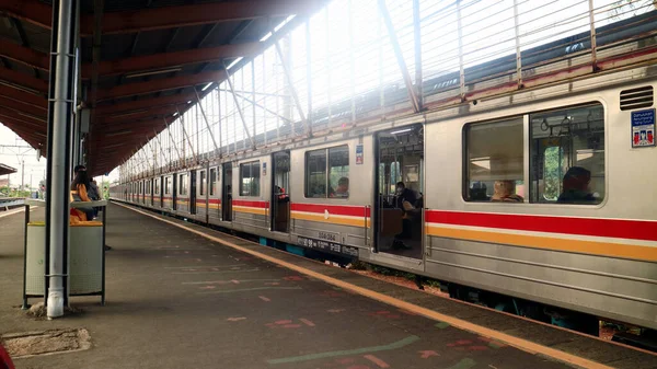 Depok Indonesia Ottobre 2021 Treno Elettrico Ferma Alla Stazione Depok — Foto Stock