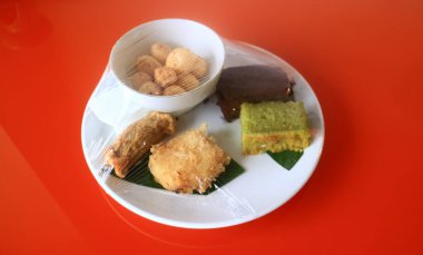 Atıştırmalıklar temiz kalmak için plastikle kaplıdır..