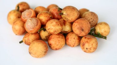 Beyaz arkaplanda menteng meyvesi.