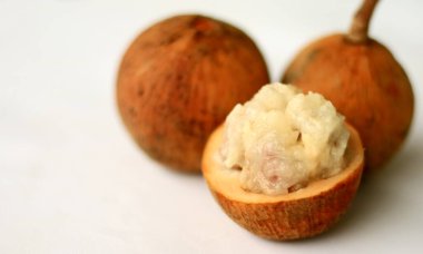 Beyaz arka planda vahşi mangosteen veya kecapi. 