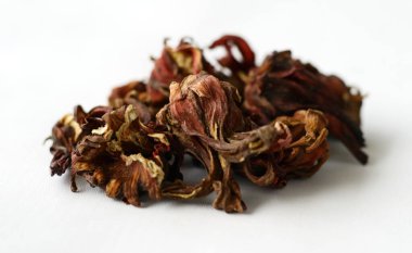 Beyaz arkaplanda kırmızı Rosella çayı.