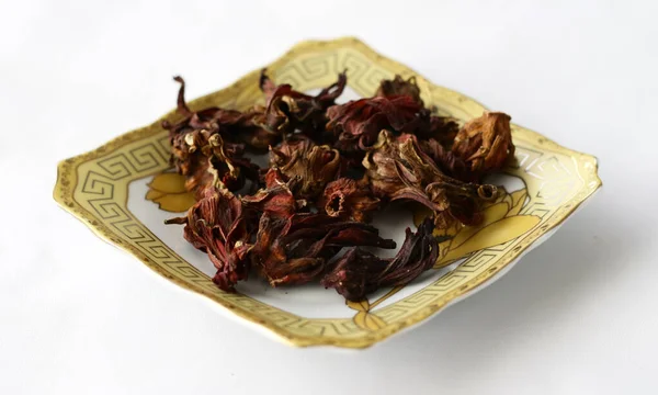 Κόκκινο Τσάι Ροζέλα Τσάι Ιβίσκου Στο Πιάτο Λευκό Φόντο — Φωτογραφία Αρχείου