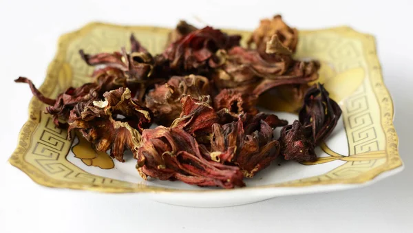 Κόκκινο Τσάι Ροζέλα Τσάι Ιβίσκου Στο Πιάτο Λευκό Φόντο — Φωτογραφία Αρχείου
