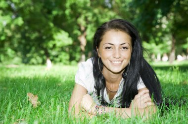 çimde oturma sevimli kız