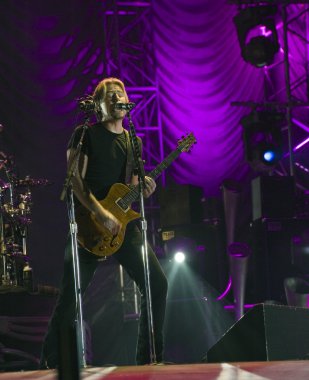 grup Nickelback gerçekleştirme