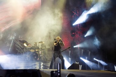 grup Nickelback gerçekleştirme