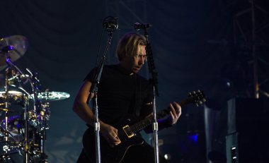 grup Nickelback gerçekleştirme