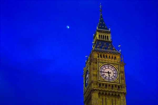 Big Ben en la luz de la luna — Foto de Stock