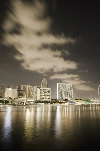 Nuages mouvants au-dessus de la ville de Singapour — Photo