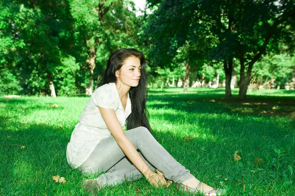 Mujer linda sentada en la hierba — Foto de Stock