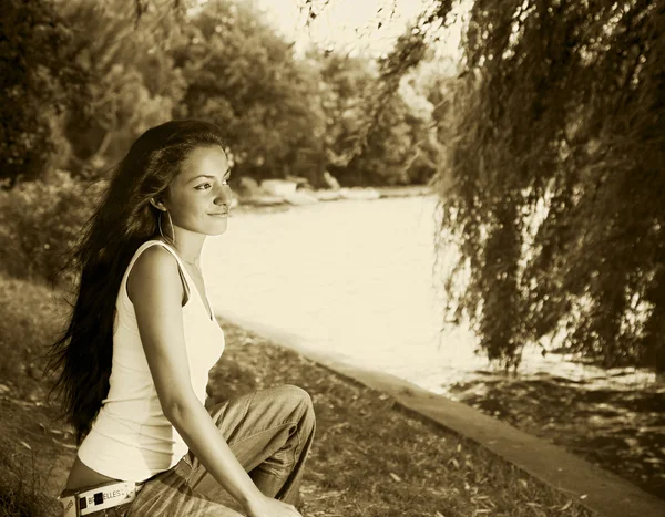 Hermosa chica en el bosque — Foto de Stock