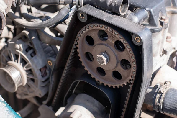 Bilmekaniker Reparerar Motorbortfall Motorhuven Stor Maskindel — Stockfoto