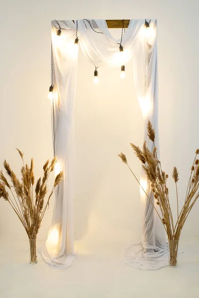 Ξύλινη Γαμήλια Αψίδα Καλυμμένη Λευκό Ύφασμα Στο Στούντιο Γιρλάντα Από — Φωτογραφία Αρχείου