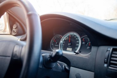 Hız göstergesi, hız, arabanın içi, direksiyon simidi.. 