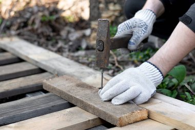 Çivi, çekiç, çivi. Marangoz pansiyonda çalışıyor.. 