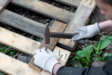 Çivi, çekiç, çivi. Marangoz pansiyonda çalışıyor.. 