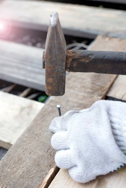 Çivi, çekiç, çivi. Marangoz pansiyonda çalışıyor.. 